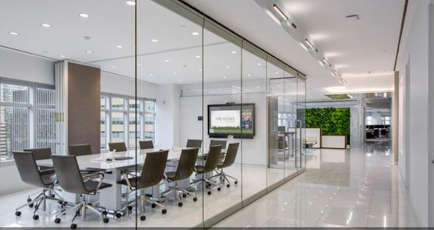 دیزاین دکوراسیون محیط اداری با استفاده از اتاق شیشه ای