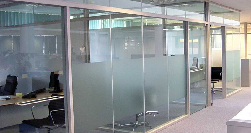 زپارتیشن شیشه ای در دفتر کار مدرن